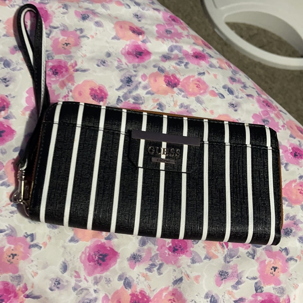Guess zip around wallet wristlet - Picture 2 of 7